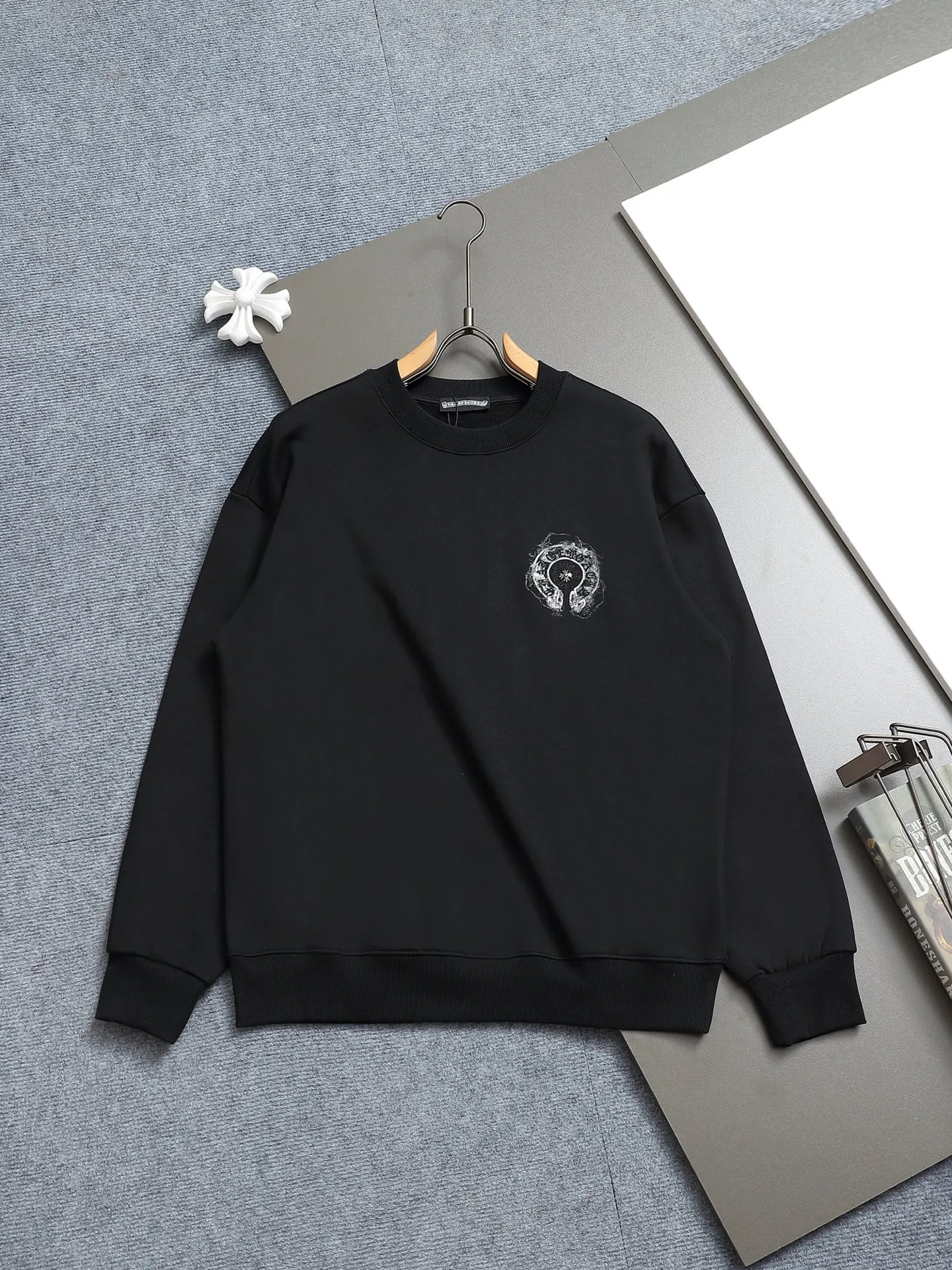 P250 Chrome hearts ch Chrome hearts cross horseshoe LOGO round-neck sweatshirt with thousands of needle embroidery crafts. Large version. Loose and stylish. The difference is the low version, the slim version, the upper body and the crotch. 100% commitment: top quality, not fast food. The highest version on the market. Top quality, 450 grams. 26 custom-dyed double yarn cotton, the same style for men and women, complete with three standards. Color: Black White Size: SMLXL